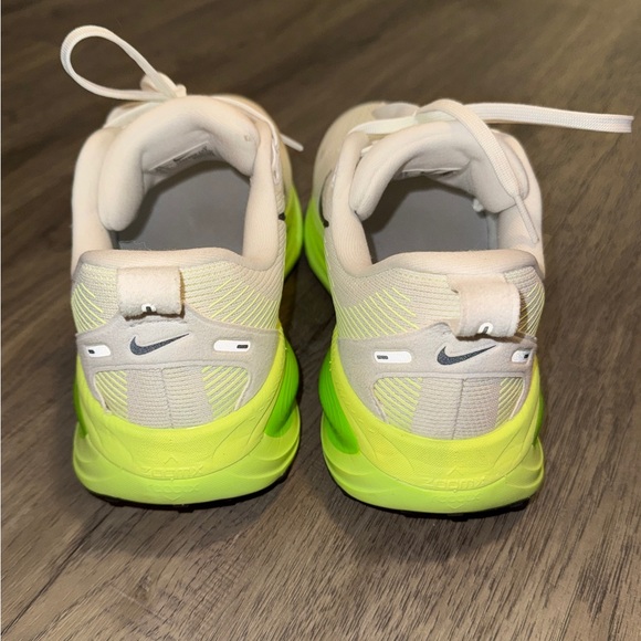 Nike Vomero 18 W8.5/M7 - White/Electric Green/Volt/Black - Picture 3 of 9